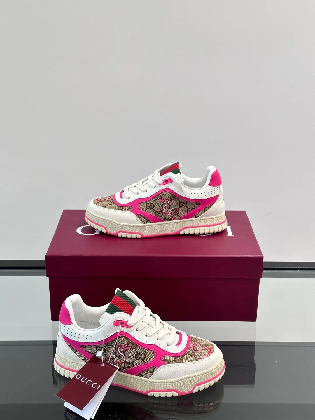 Men's Shoes 💰500 [New Style] 🦨🦨Gucci 𝐆𝐮𝐜𝐜𝐢 𝐑𝐞-𝐖𝐞𝐛 As a sneaker created by Sabato De Sarno for Gucci, the Re-Web series reinterprets the brand's classic stripes, with bold and unique details to set off a modern silhouette design. These shoes are crafted from white leather. This new sneaker is ingeniously decorated with many of the brand's classic details, and is equipped with a bright red and green webbing tongue, which will make people fall in love at first sight. White leather has been specially treated to be soft and shiny, with an embossed grained texture. Script Gucci logo and Interlocking G web label with Interlocking G and script Gucci logo. Rubber outsole with Interlocking G detail eyelets. Web tongue. Size: Female 35-40 (Female 41, 42 customized). Male 38-44 (45, 46 customized)